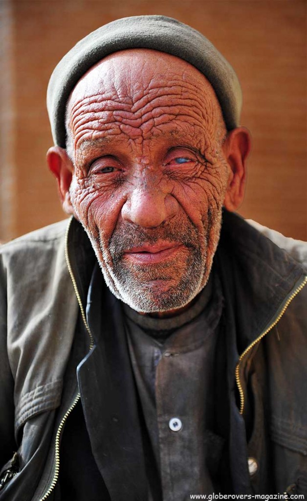 Portraits - Old man begging outside the Aramgah-e Shah Ne'matollah Vali mausoleum, Mahan, IRAN